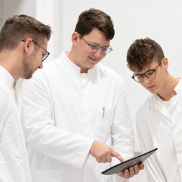 Chemischen Auftragssynthese im Labor- und Kilolabormaßstab